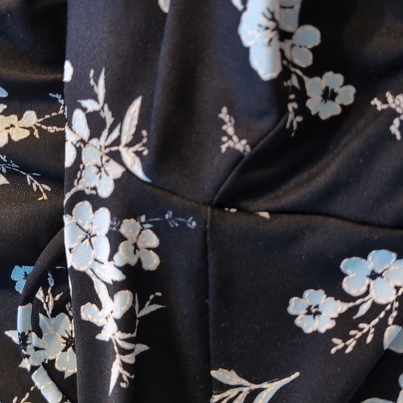 Women's Size Large SoHo Apparel Ltd Crop Black Stretch Pants With Floral Design - Picture 11 of 11